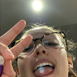 Meet your Posher, Alexis